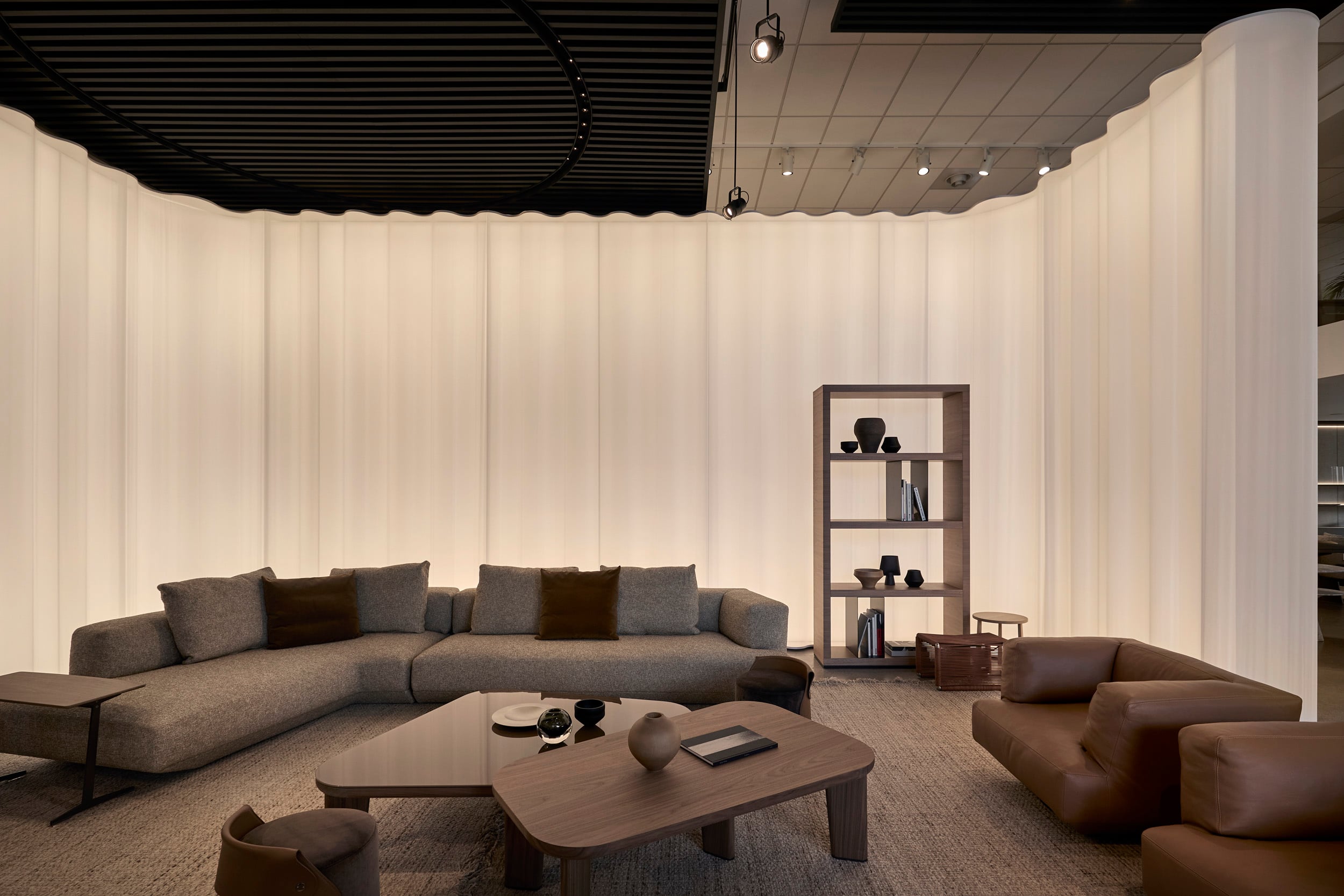 Loungescape sofa and armchairs with Arnold coffee tables